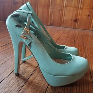 High heel pumps